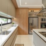 Cozinhas Lineares Ocultas: Luxo para Studios e Penthouses