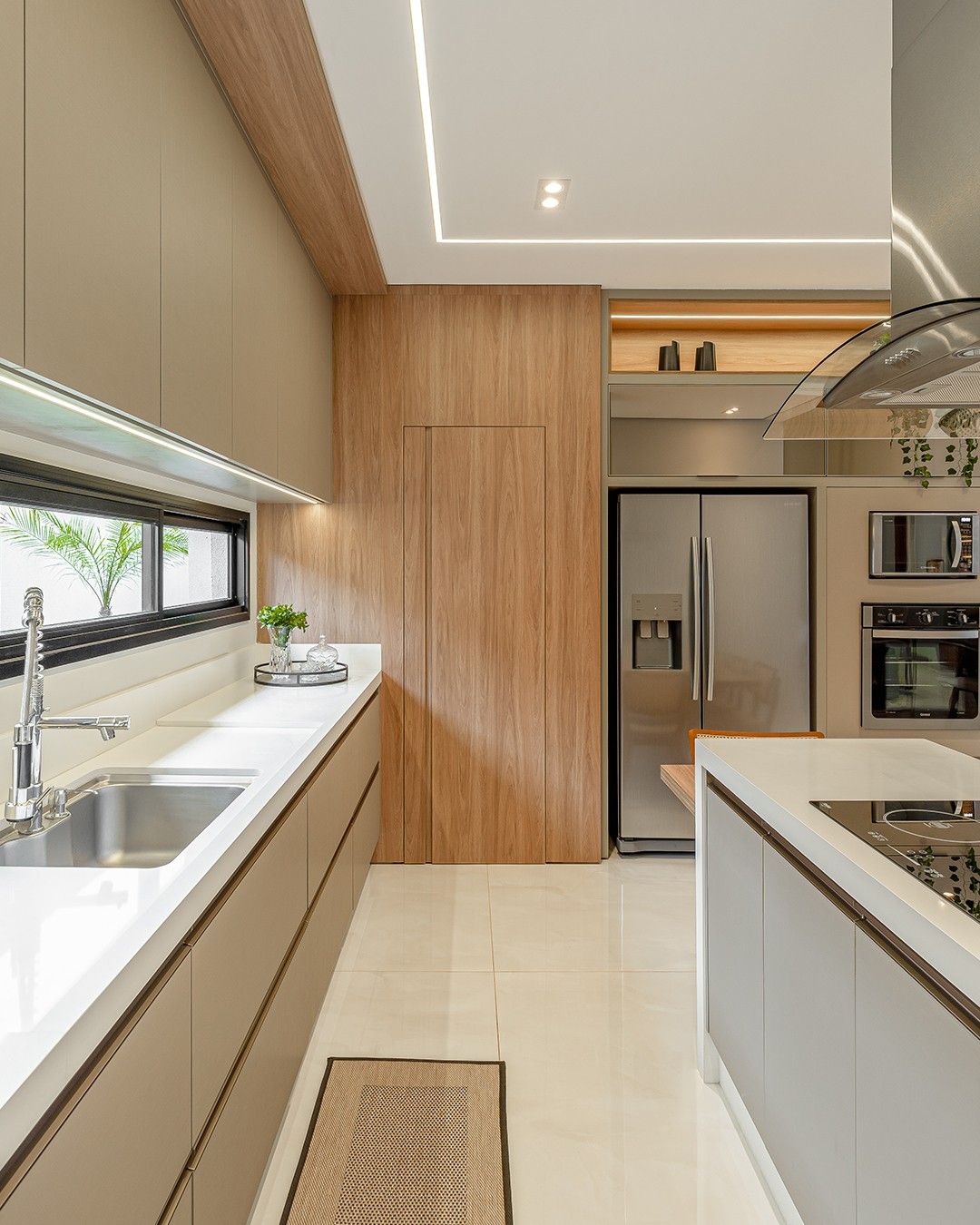 Cozinhas Lineares Ocultas: Luxo para Studios e Penthouses