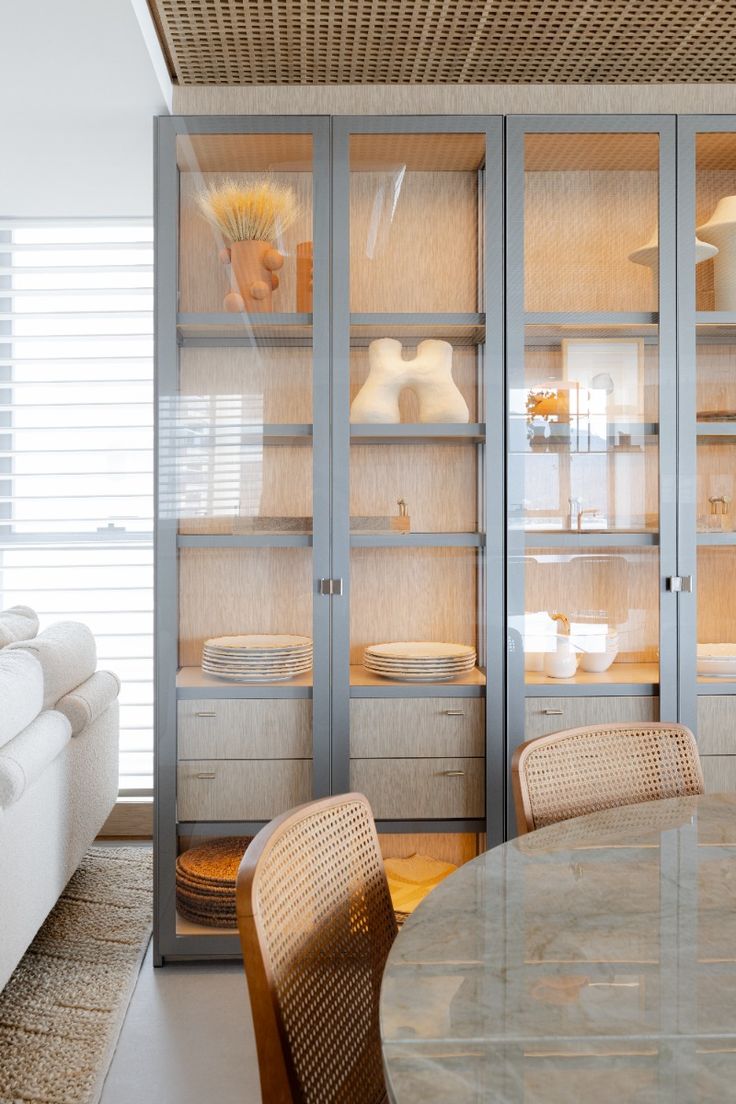 Closet Walk-in com Portas Refletivas: Estilo Boutique de Luxo